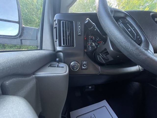 2023 Chevrolet Express Passenger 3500 1LS