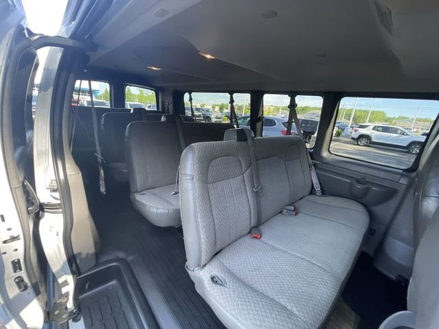 2023 Chevrolet Express Passenger 3500 1LS