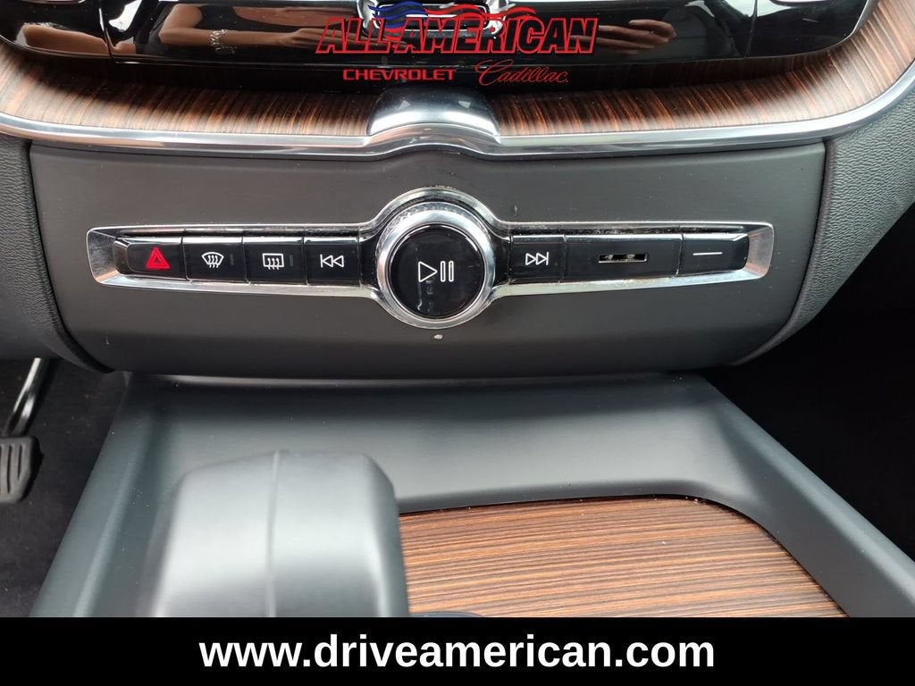 2024 Volvo XC60 Plus Dark Theme