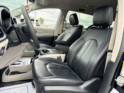 2024 Chrysler Pacifica Hybrid Select