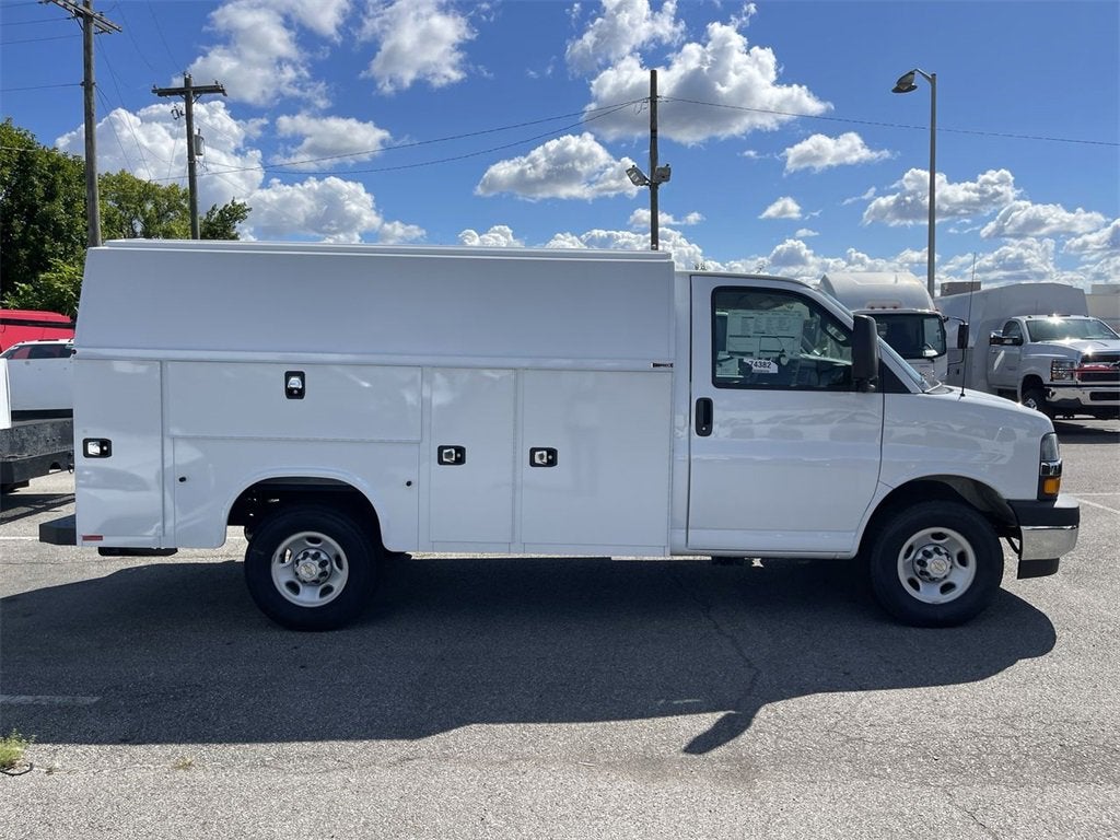 2025 Chevrolet Express Cutaway 3500 1WT