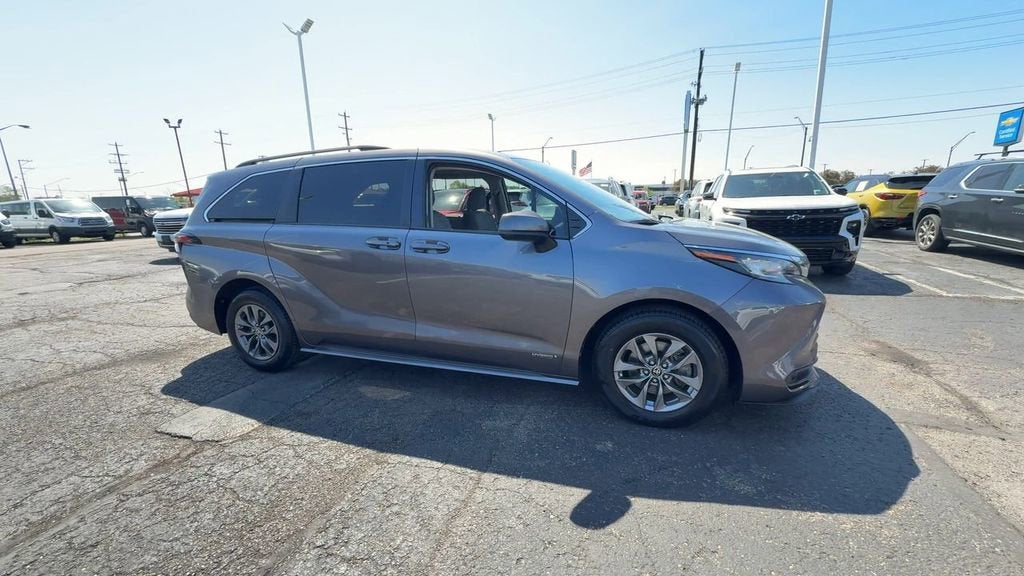 2021 Toyota Sienna LE